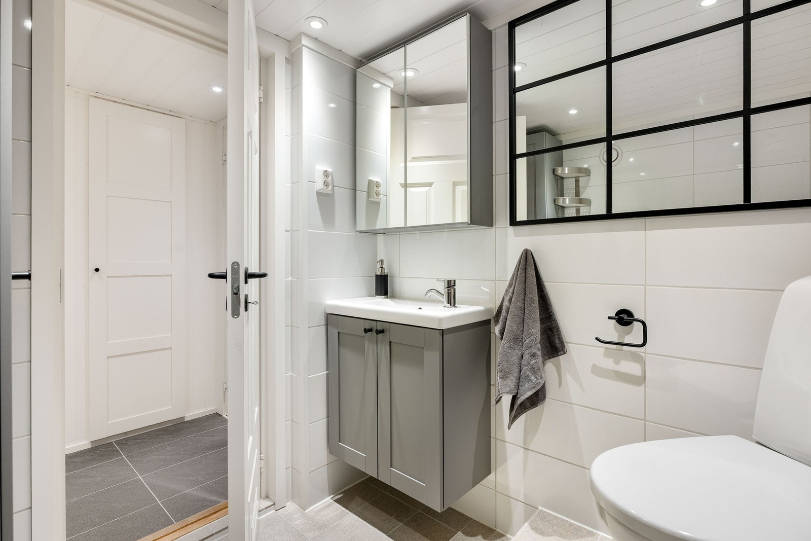 Bad med moderne innredning i delikate farger. Galleribilde