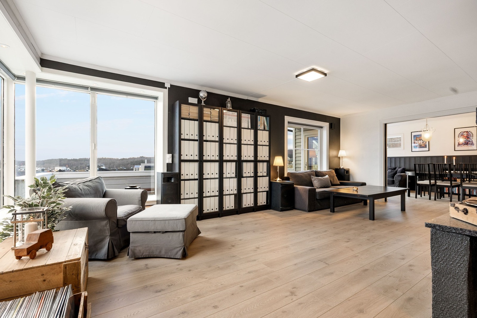 Romslig stue med plass til sofagruppe. Galleribilde