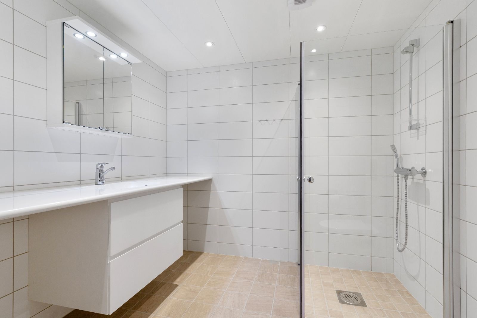 Bad i entré med plass til vaskemaskin og tørketrommel. Galleribilde