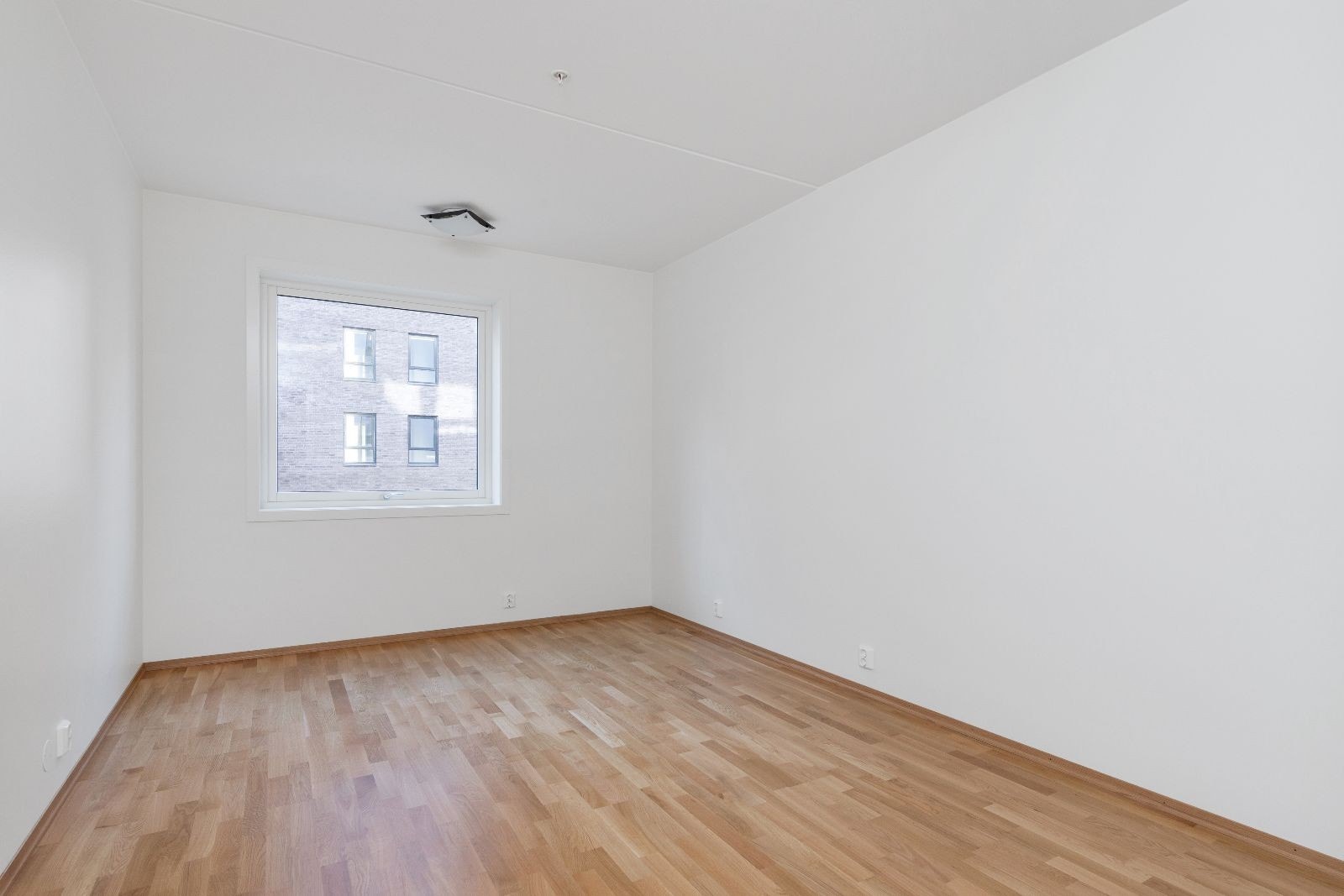 Hovedsoverom med god plass til dobbeltseng og garderobeskap. Galleribilde