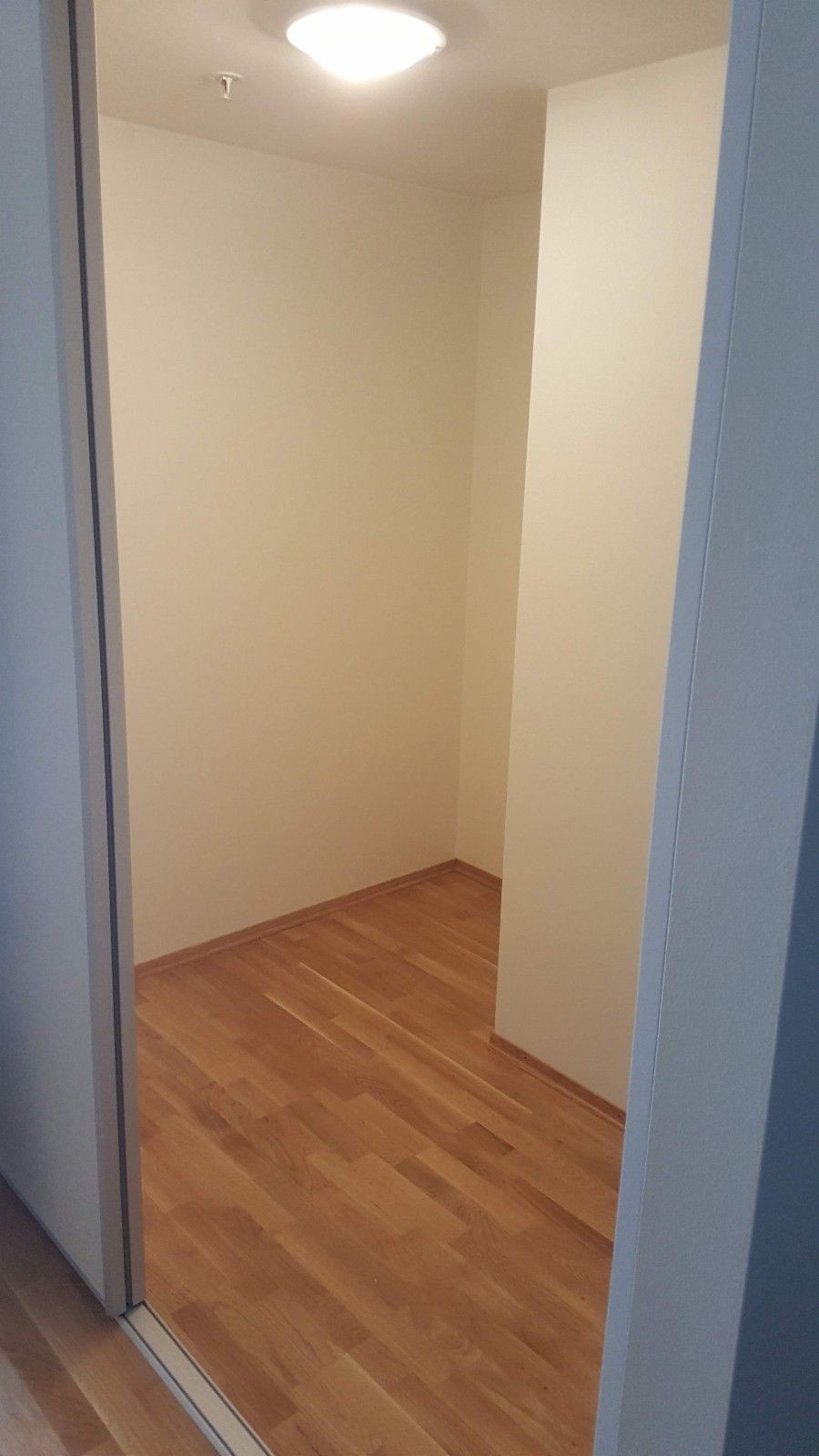 I entréen er det også en bod/walk-in closet med skyvedører. Galleribilde