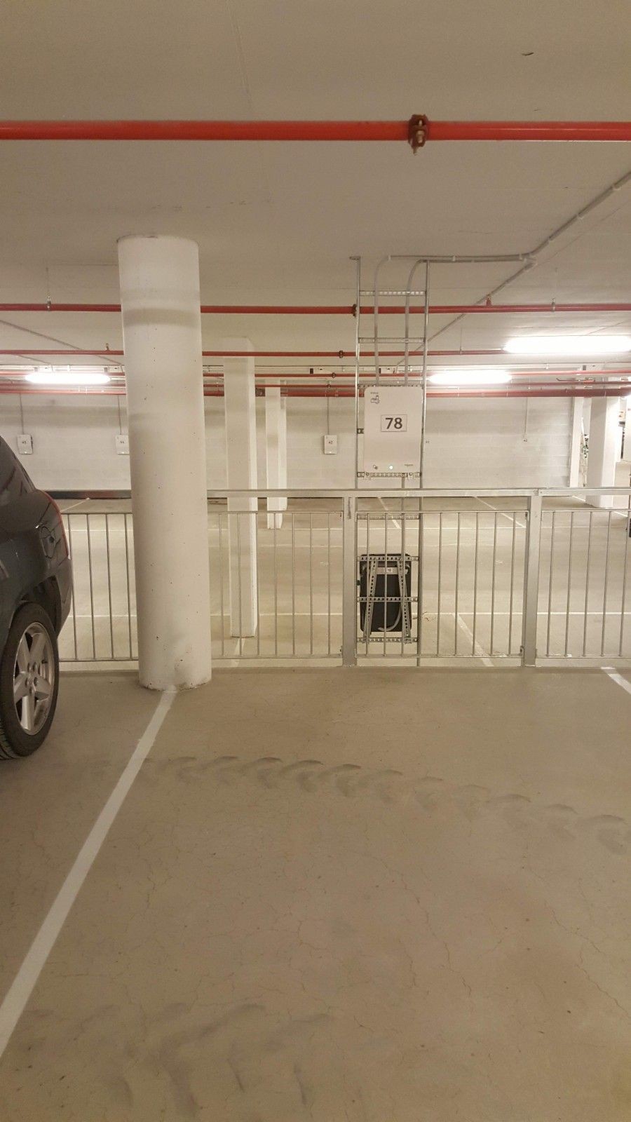 Garasjeplass med ladeuttak. Galleribilde