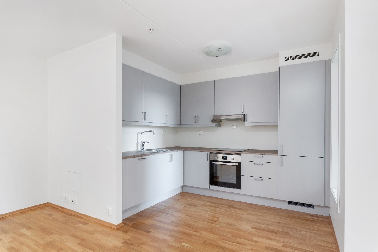 Delikat kjøkken med integrert oppvaskmaskin, stekeovn+ topp og kombiskap. Galleribilde