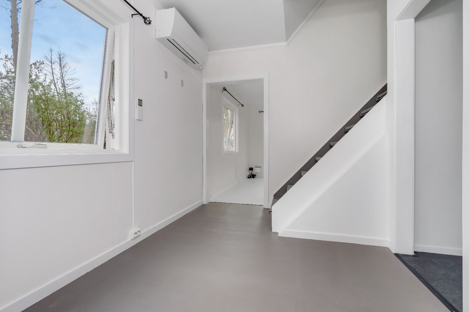 Boligen består av 2 plan og fremstår romslig Galleribilde