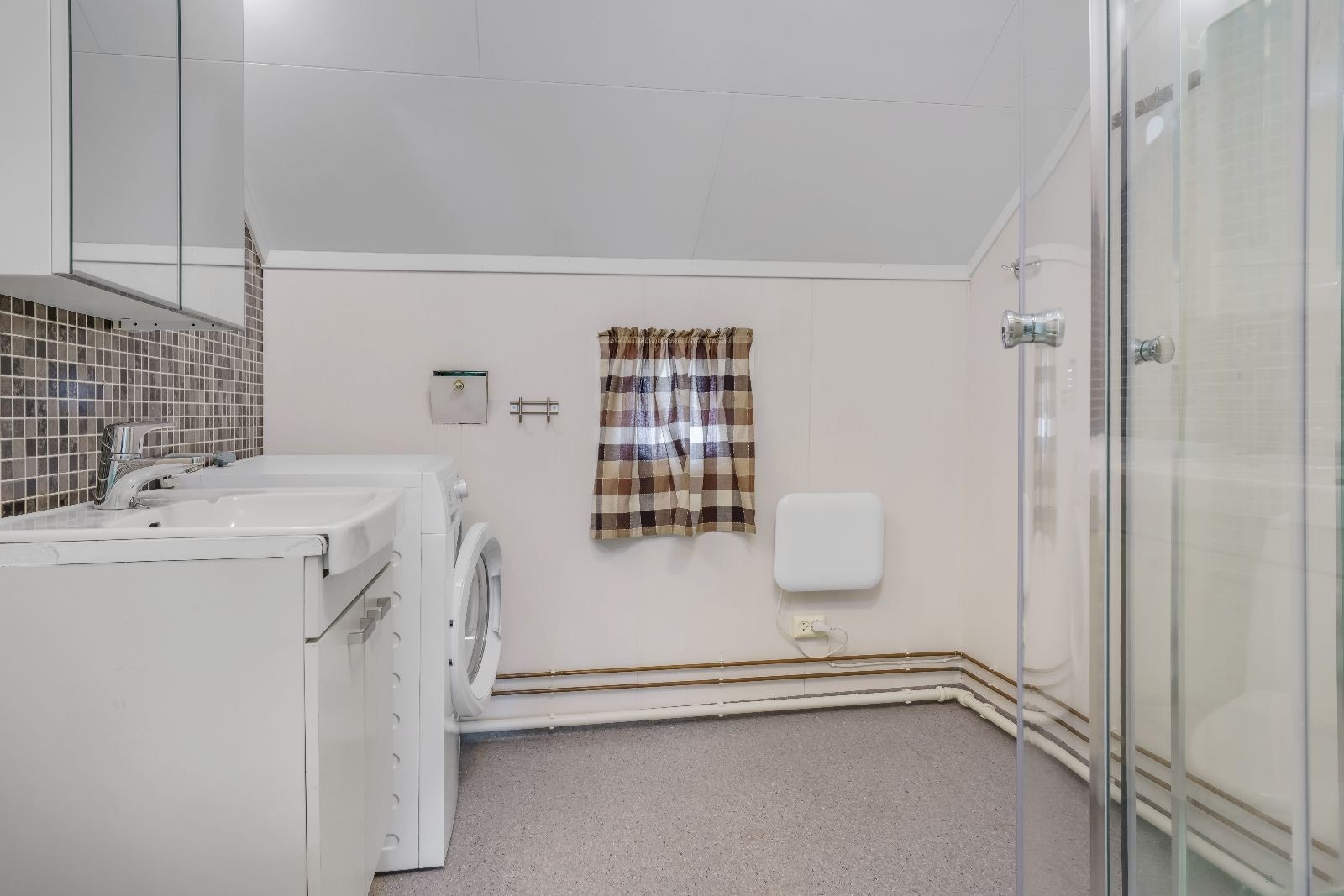 Bad med vaskemaskin Galleribilde