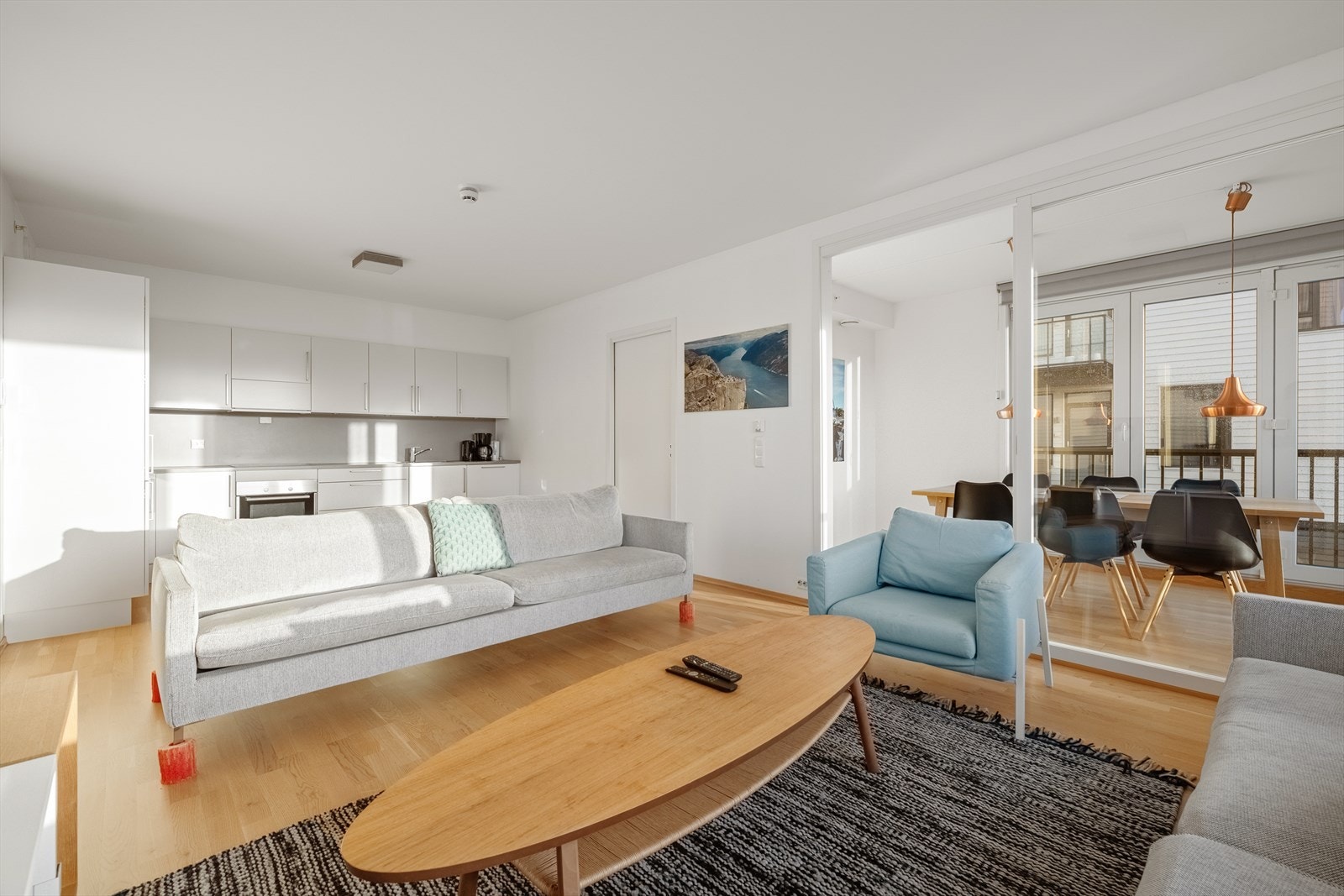 Stue med åpen kjøkkenløsning og vinterhageløsning Galleribilde