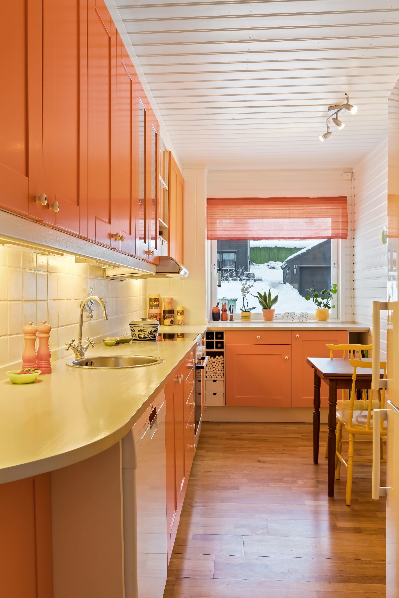 Koselig kjøkken med frittstående hvitevarer. Galleribilde