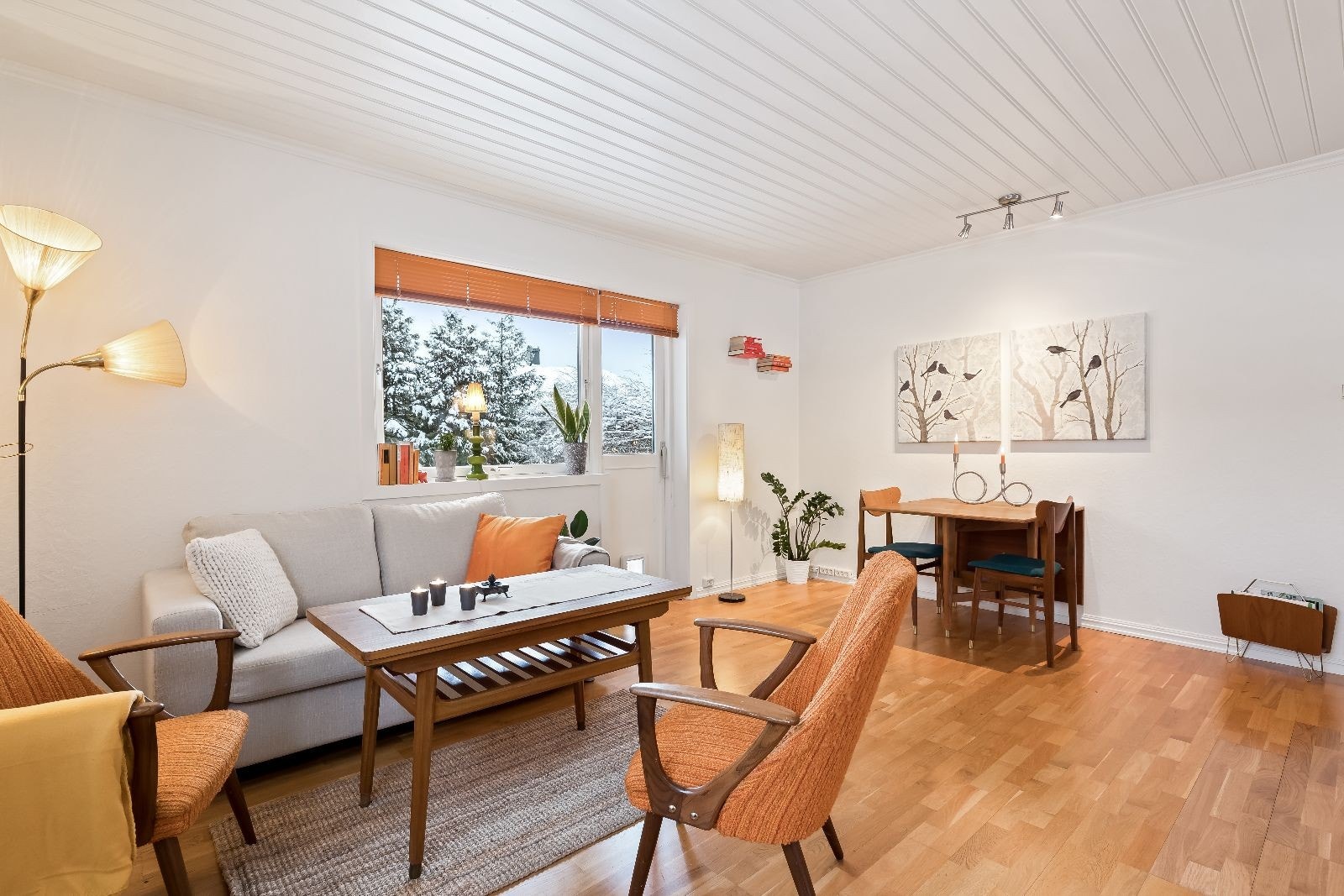 Stuen har plass til både sofagruppe og spisegruppe. Galleribilde