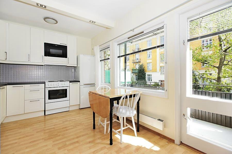 Kjøkken med hvitevarer Galleribilde