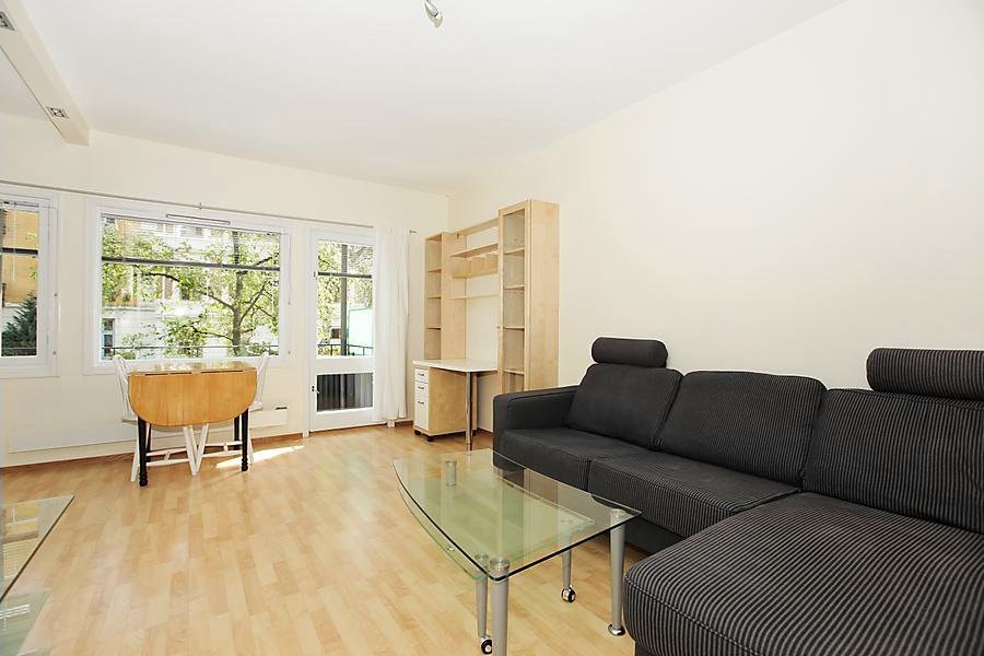 Romslig stue med utgang til balkong Galleribilde