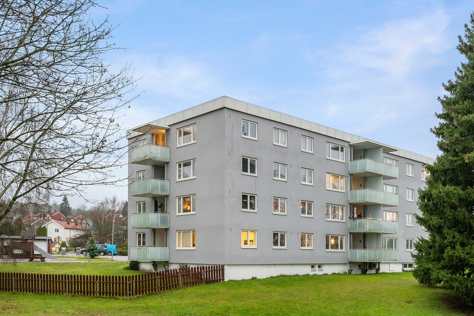 Det er store grøntområder rundt bygget. Galleribilde