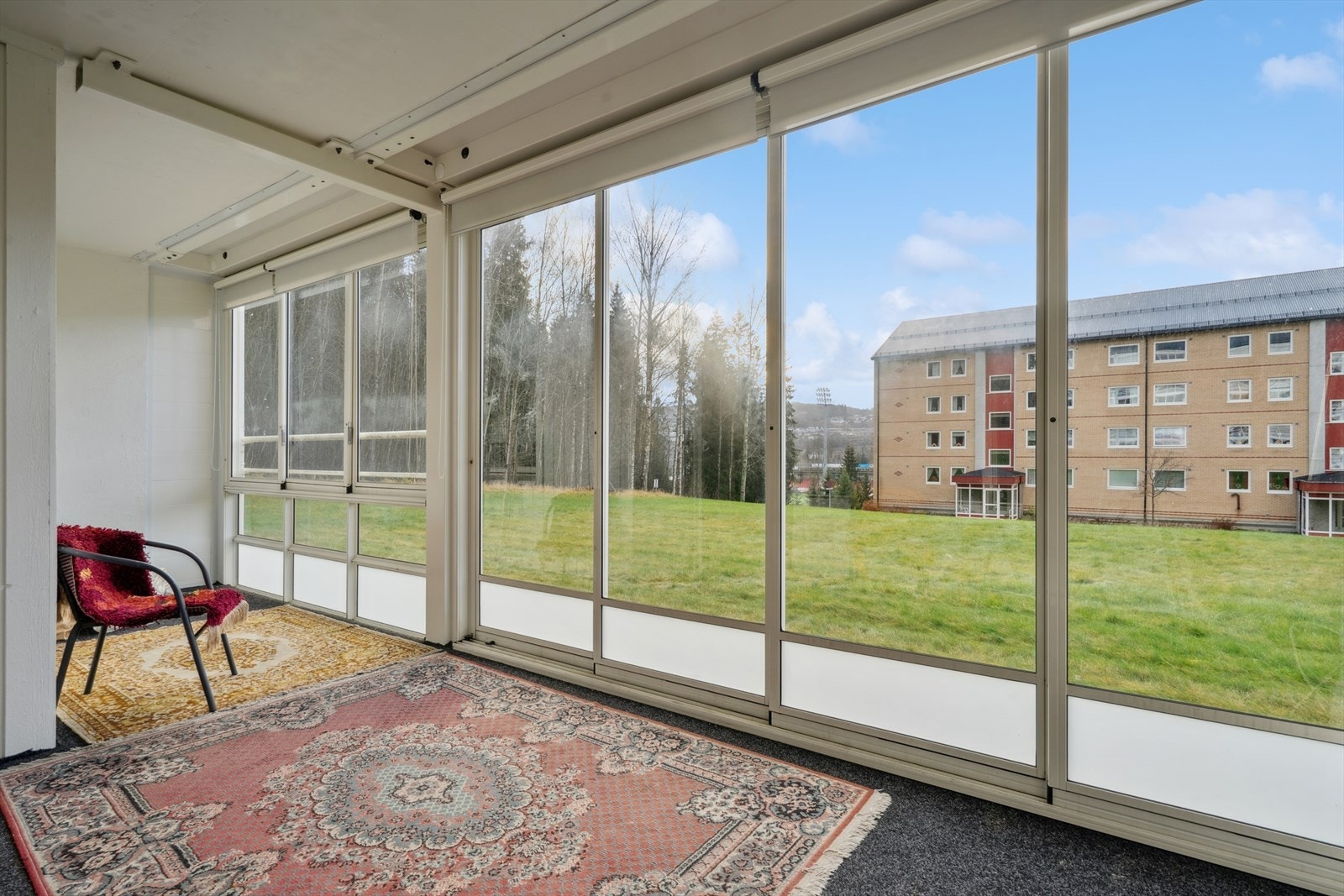 Sydvestvendt innglasset balkong med gode solforhold Galleribilde