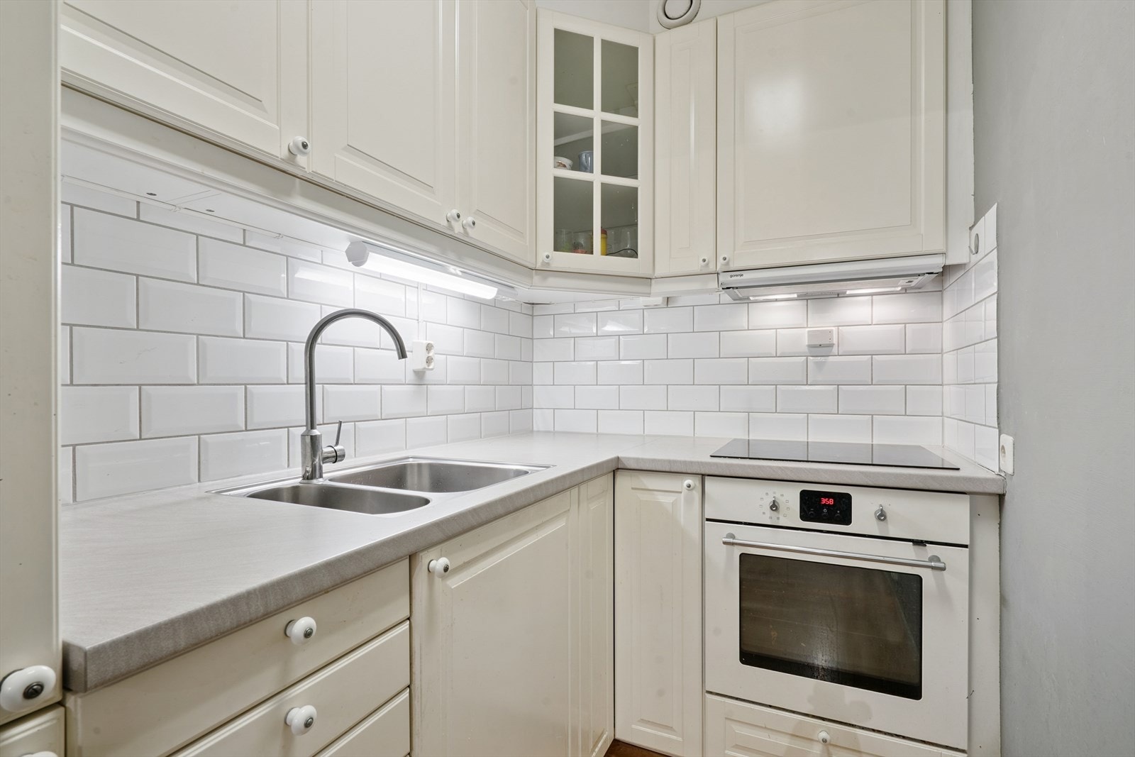 Det er integrert platetopp, stekeovn og kjøle/fryseskap. Galleribilde