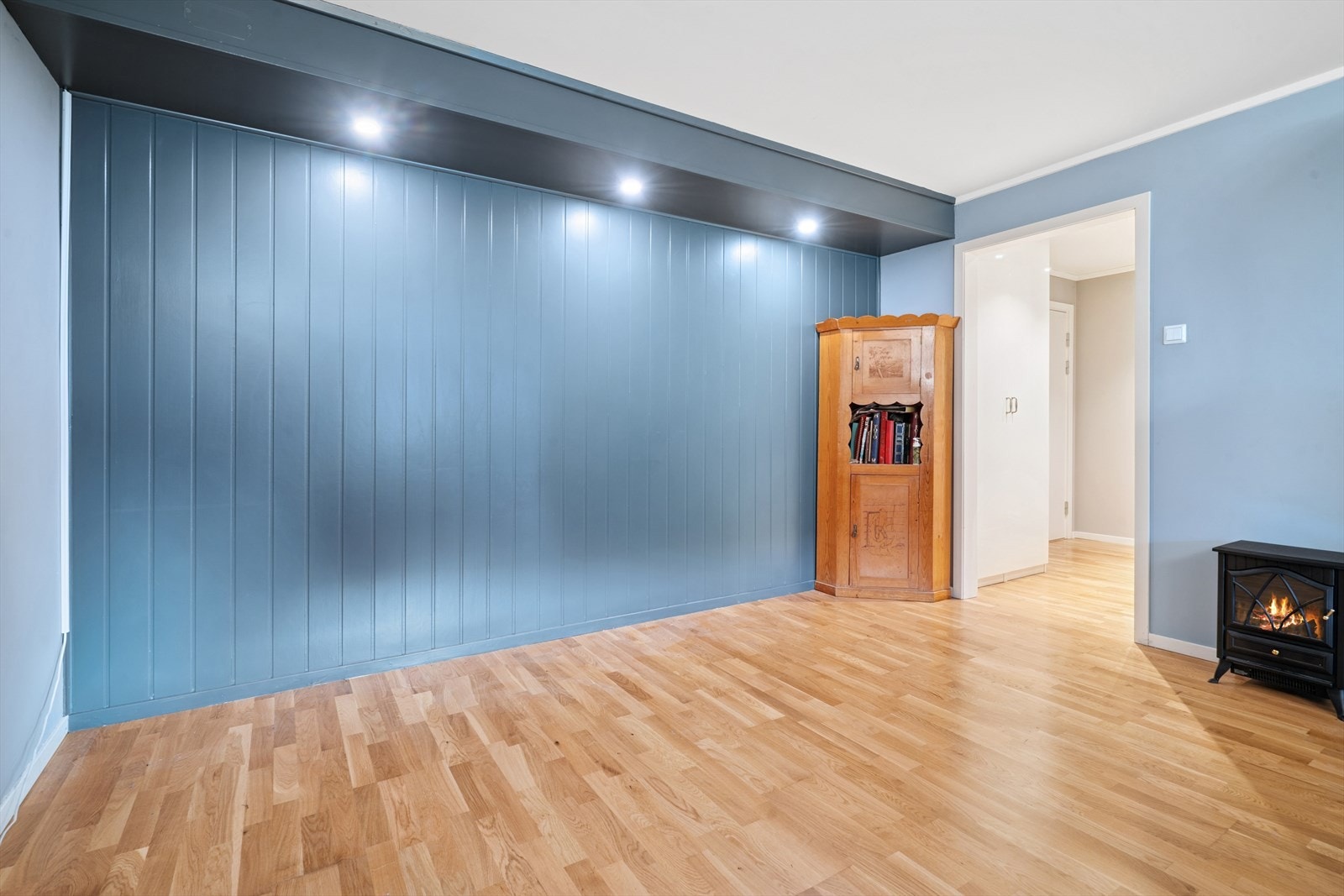 Stilig fondvegg med malt panel og downlightkasse fra 2021. Galleribilde