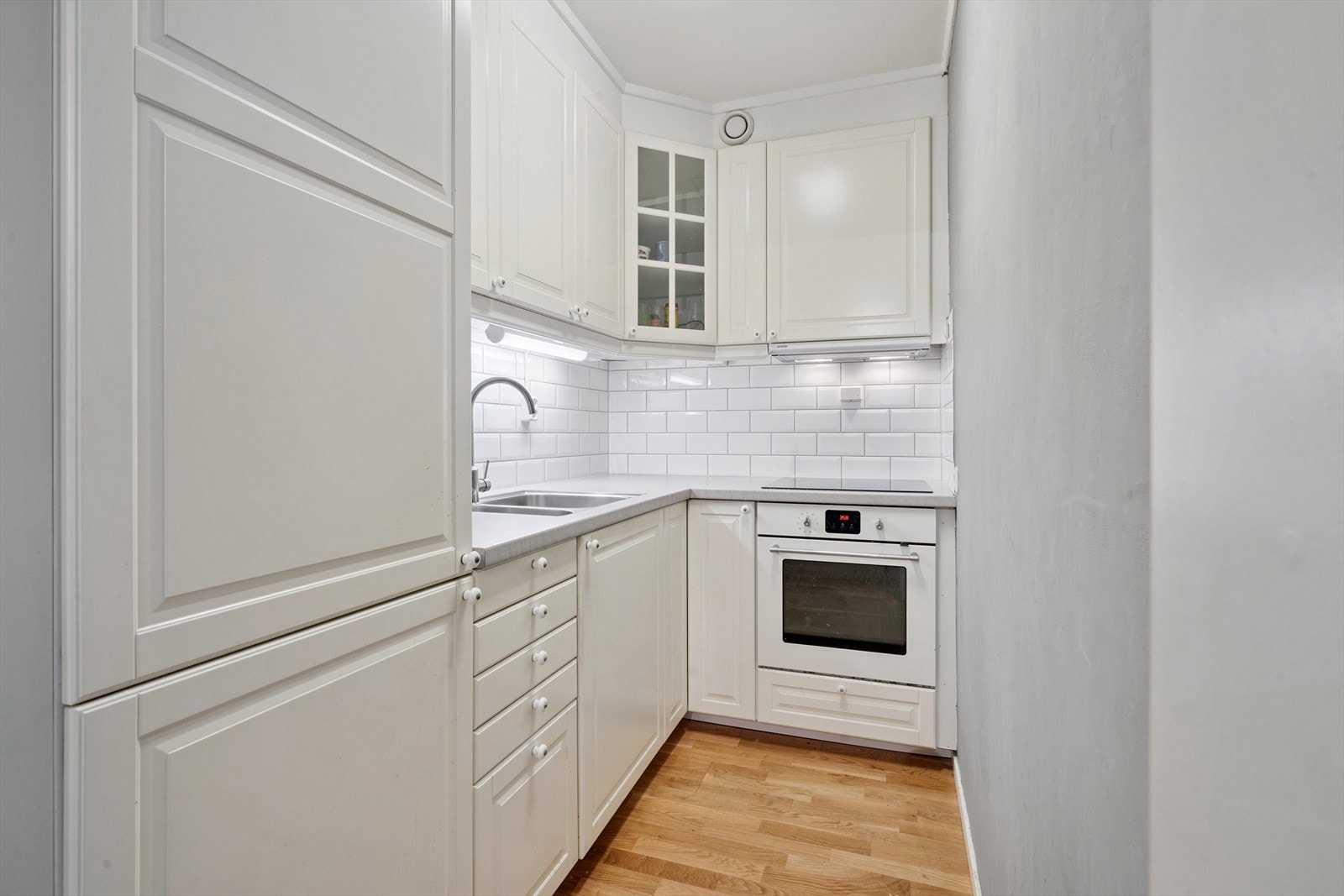 Te-kjøkken med lys og pen innredning. Galleribilde