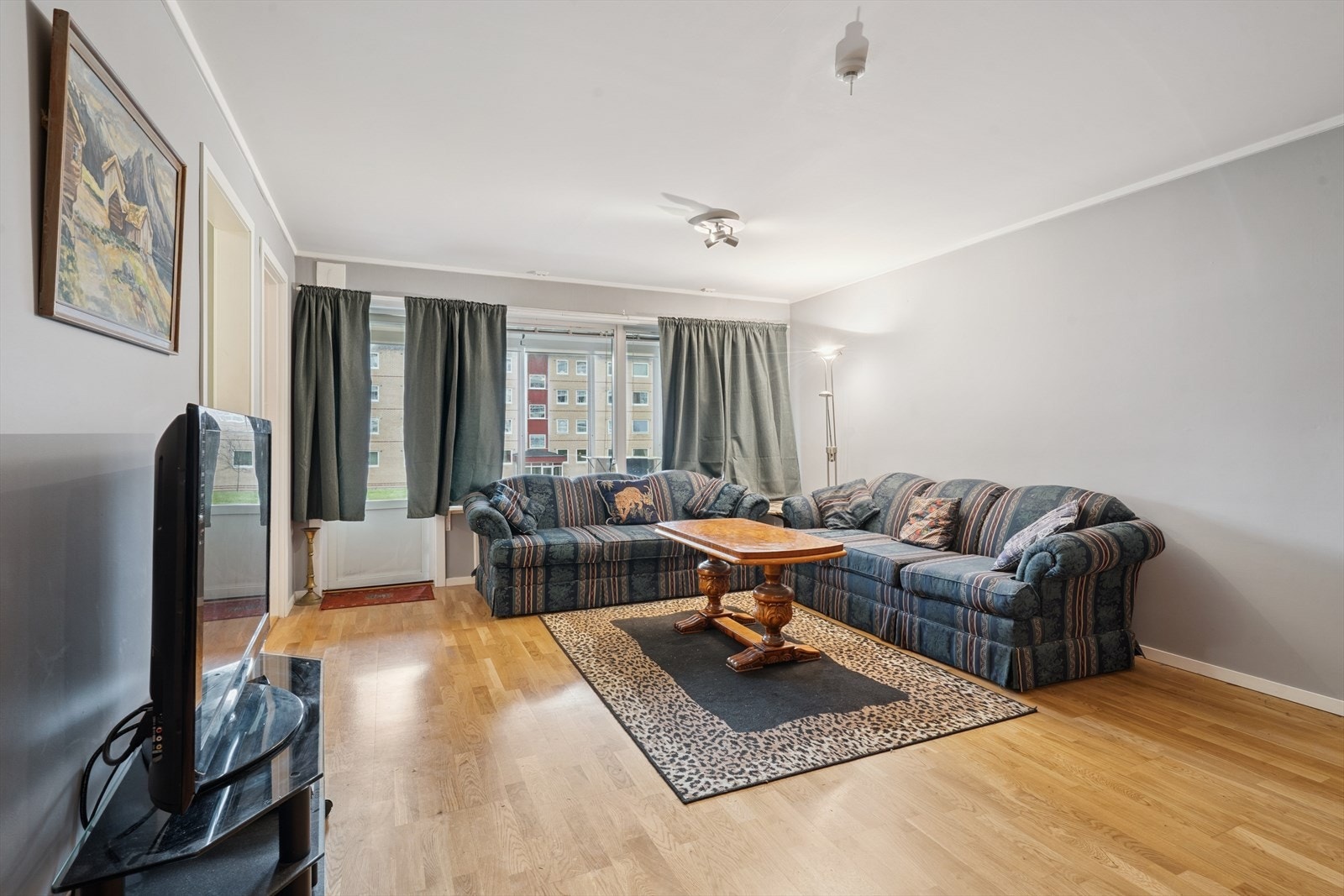 Det er godt lysinnslipp i stuen gjennom de store stuevinduene. Galleribilde