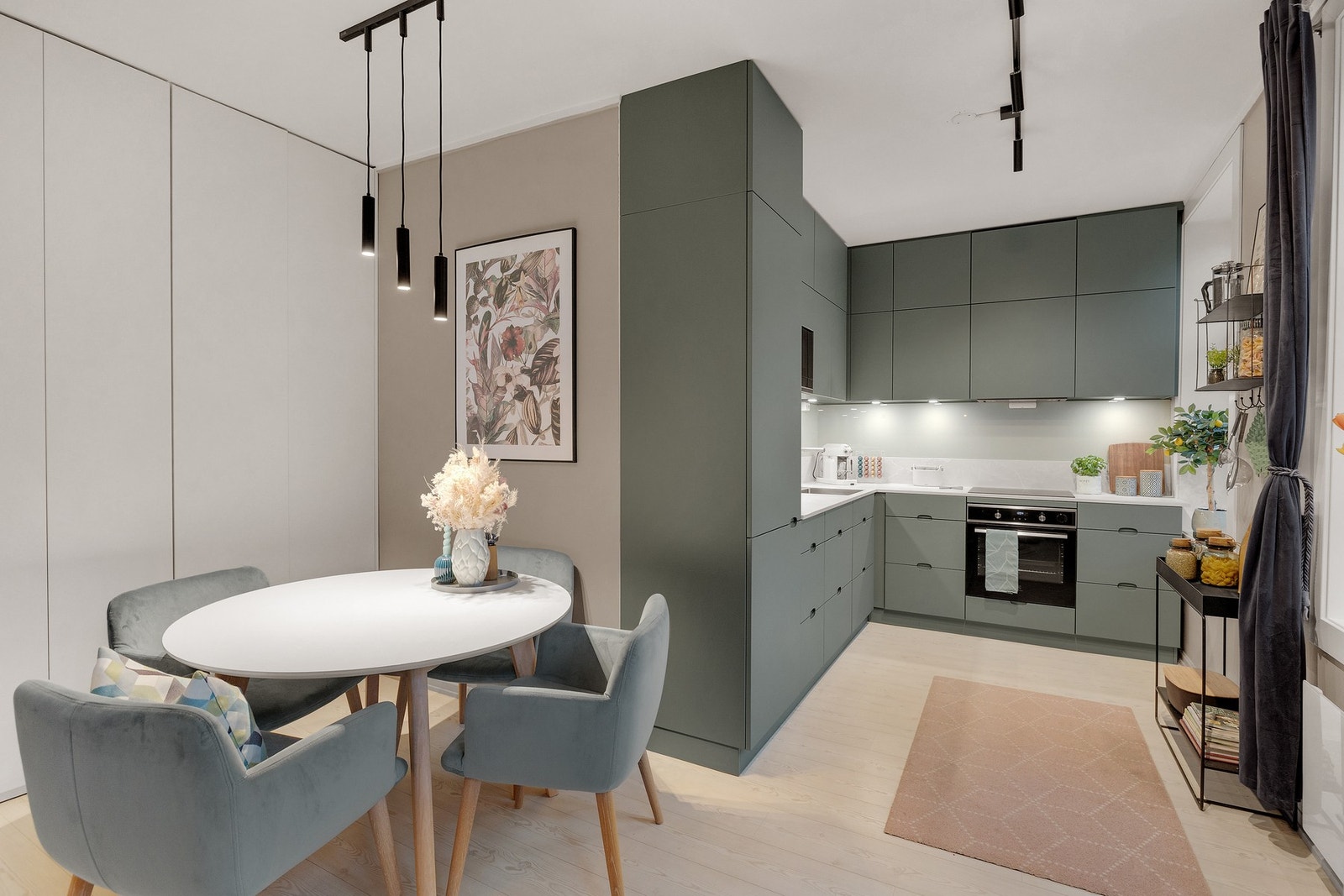 Åpen og luftig løsning som gir god flyt mellom stue og kjøkken Galleribilde