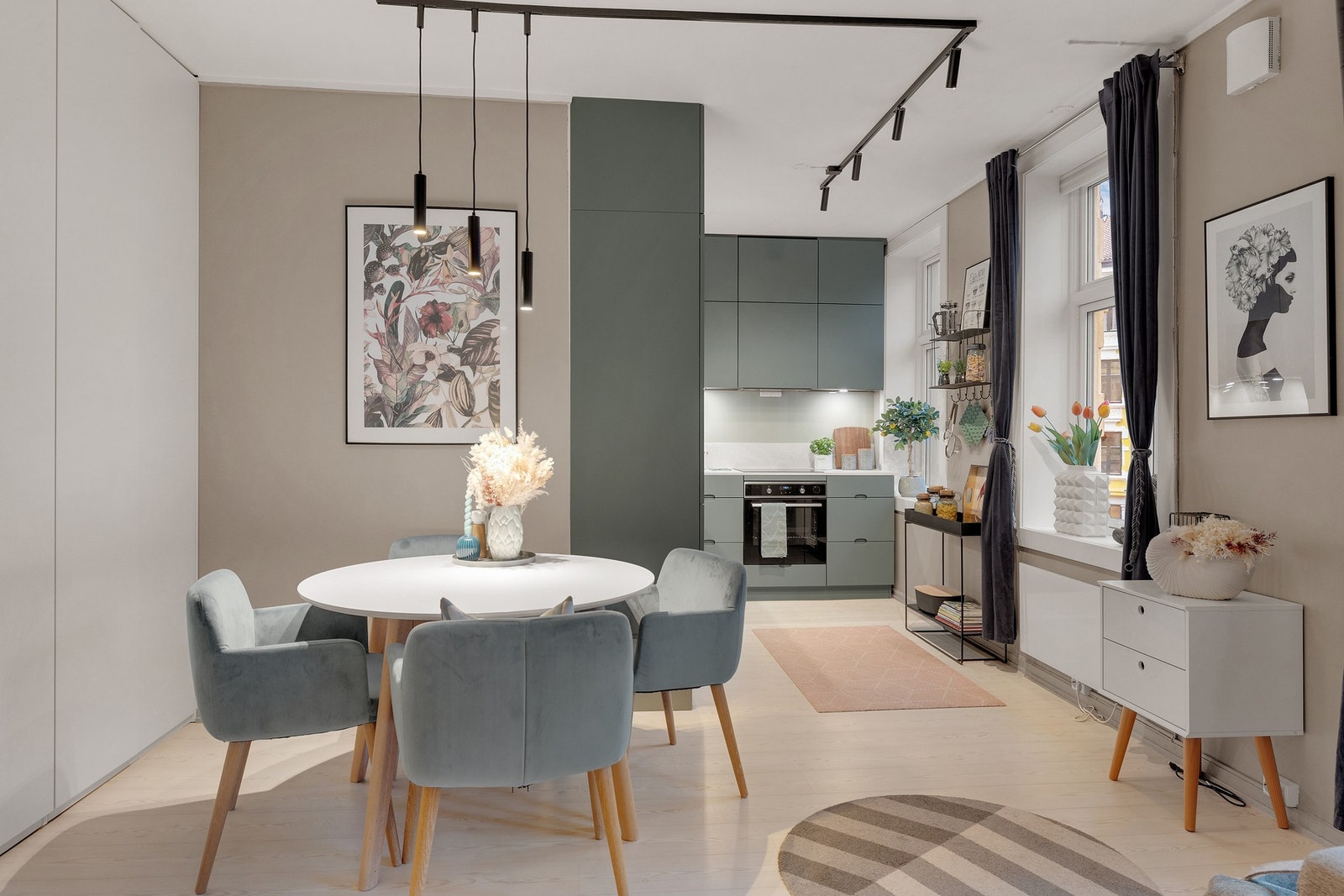 Spiseplass som ligger naturlig i tilknytning til kjøkkenet Galleribilde