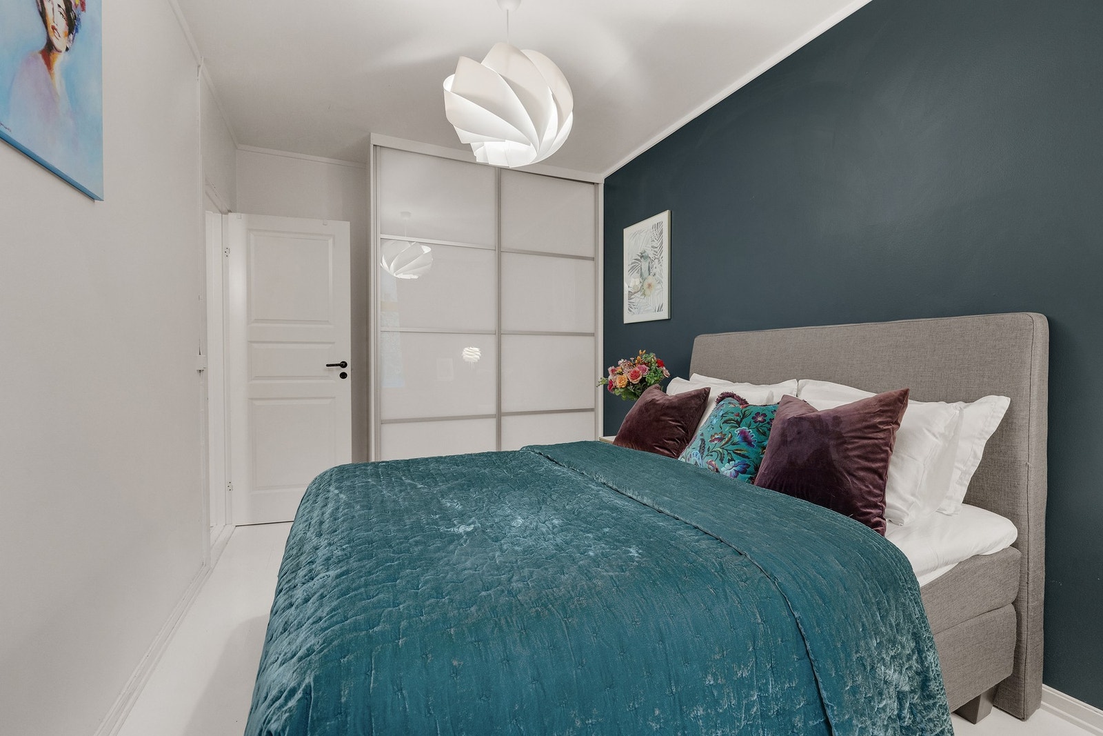 God oppbevaringsplass i plassbygde garderobeløsninger Galleribilde