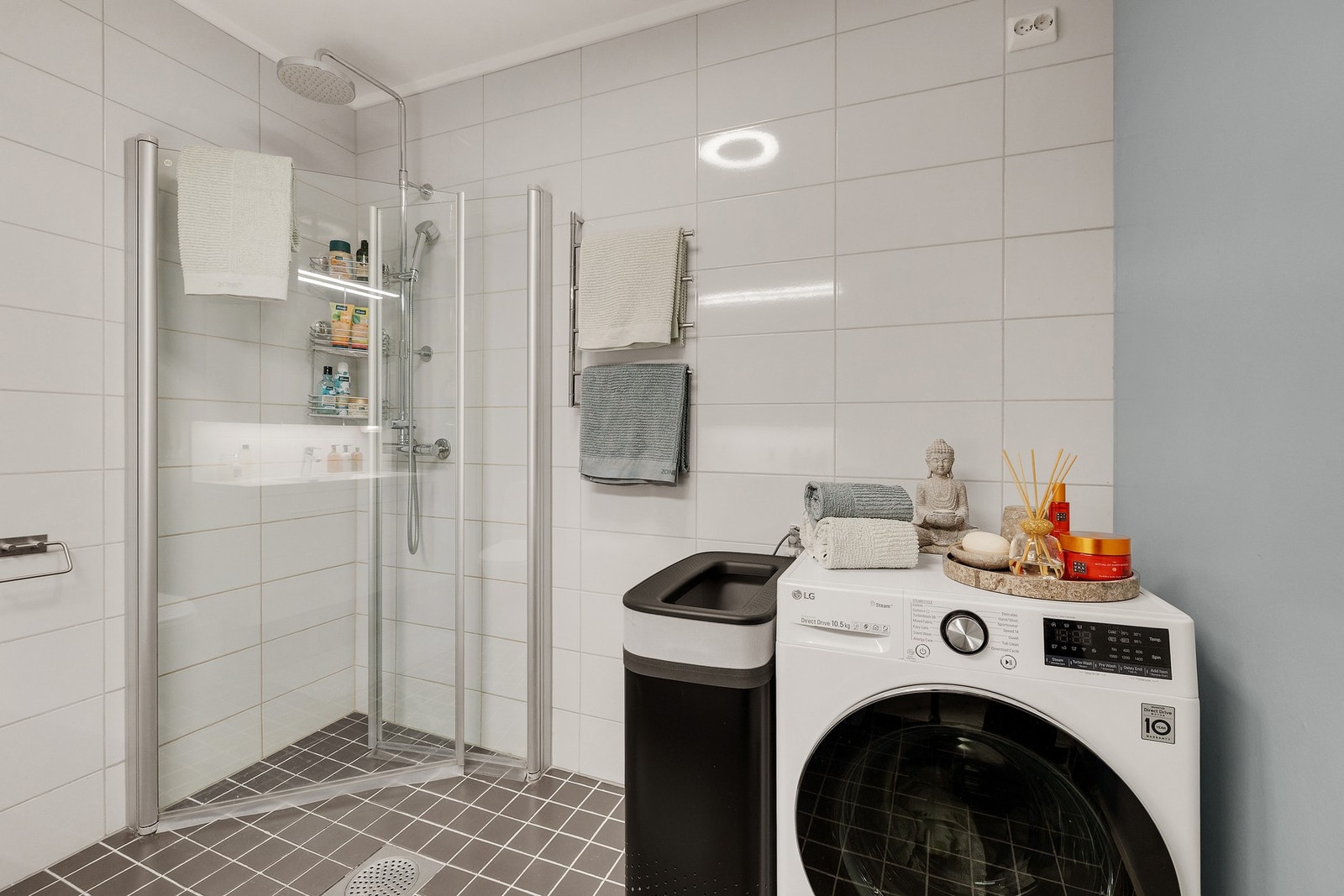 Regnfallsdusj med innfellbare dører Galleribilde