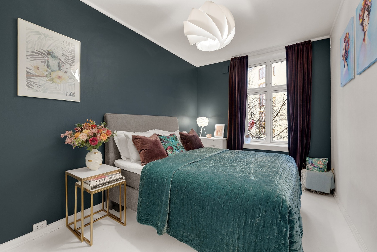 Romslig hovedsoverom med god plass til dobbeltseng. Vendt inn mot rolig bakgård. Galleribilde