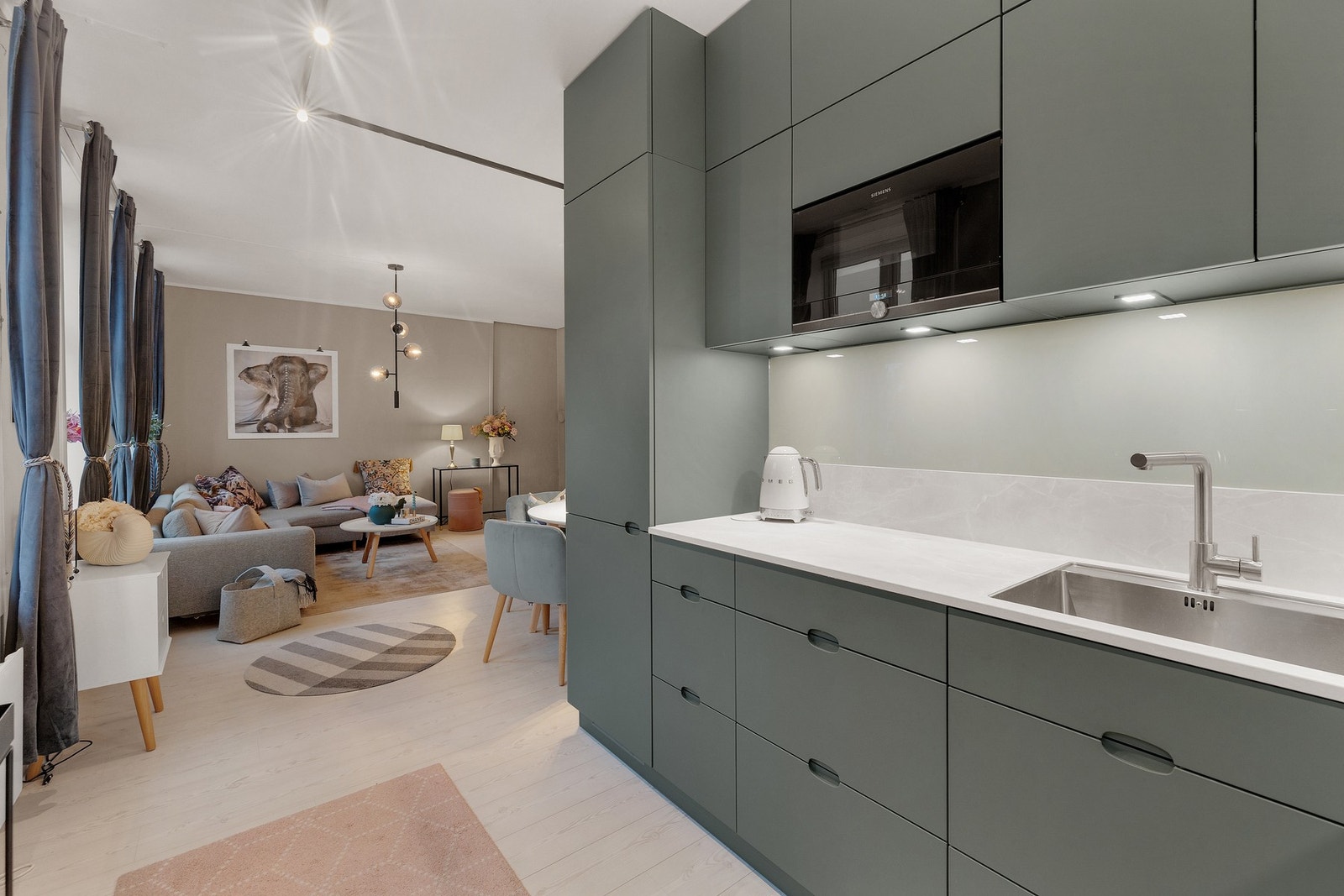 Kvik kjøkken fra 2021 med rikelig skap- og benkeplass Galleribilde