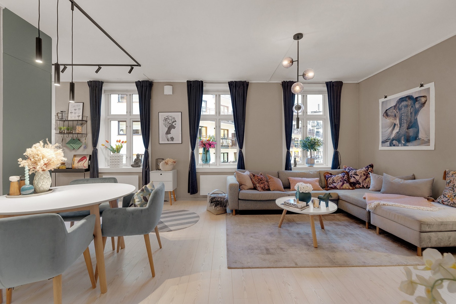 Boligen har en romslig stue med god plass til både sofa og spisebord Galleribilde