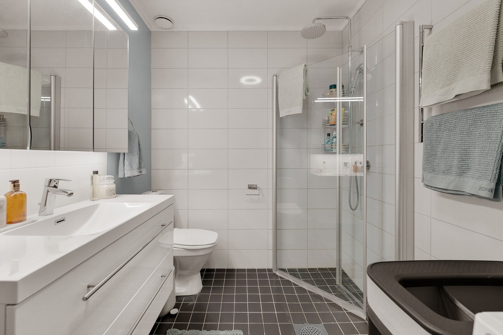 Pent, flislagt baderom Galleribilde