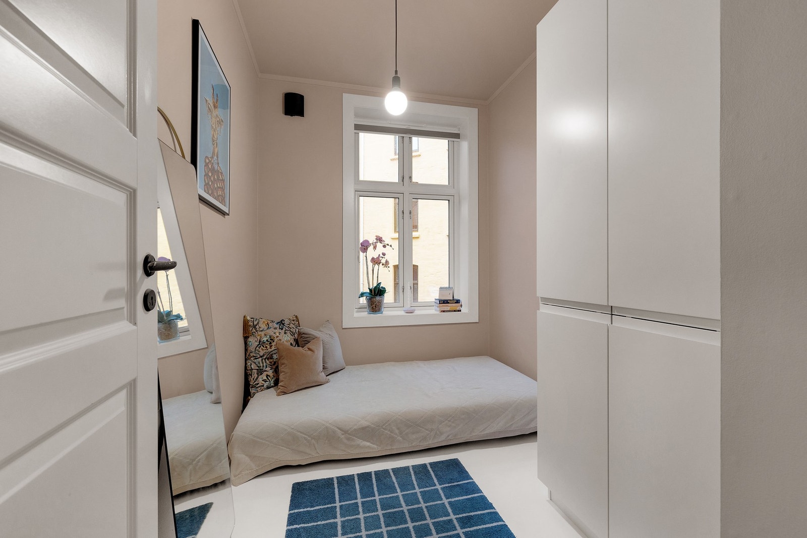 Soverom II. Rommet er vendt inn mot rolig bakgård. Galleribilde