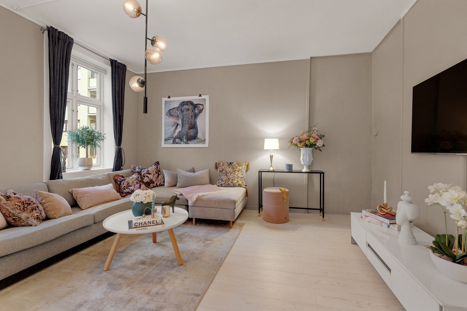 Store vindusflater gir godt lys gjennom hele rommet Galleribilde