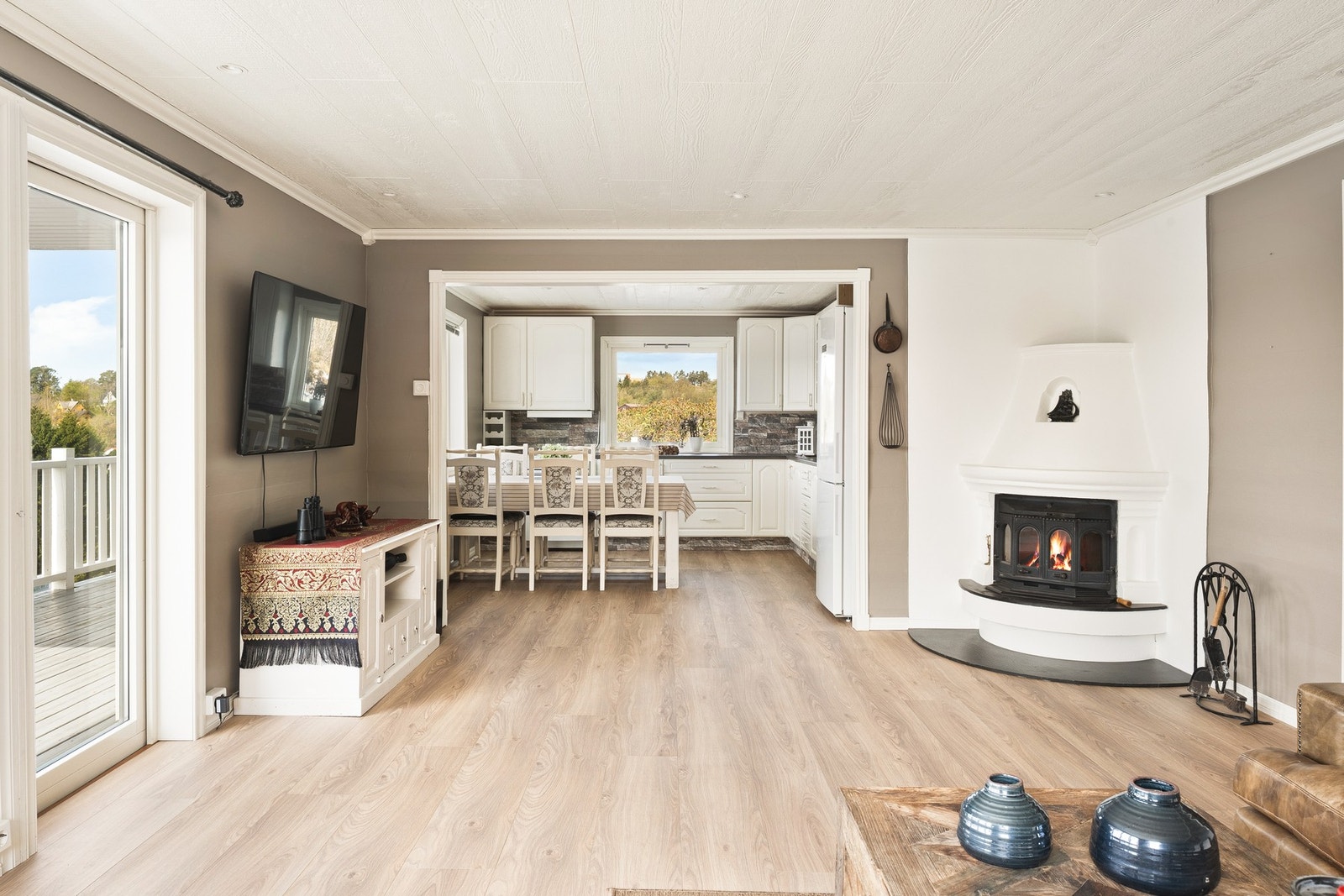 I tillegg har rommet en funksjonelle utforming som gjør det enkelt å innrede i ulike soner, med blant annet spise - og sittegruppe. Galleribilde