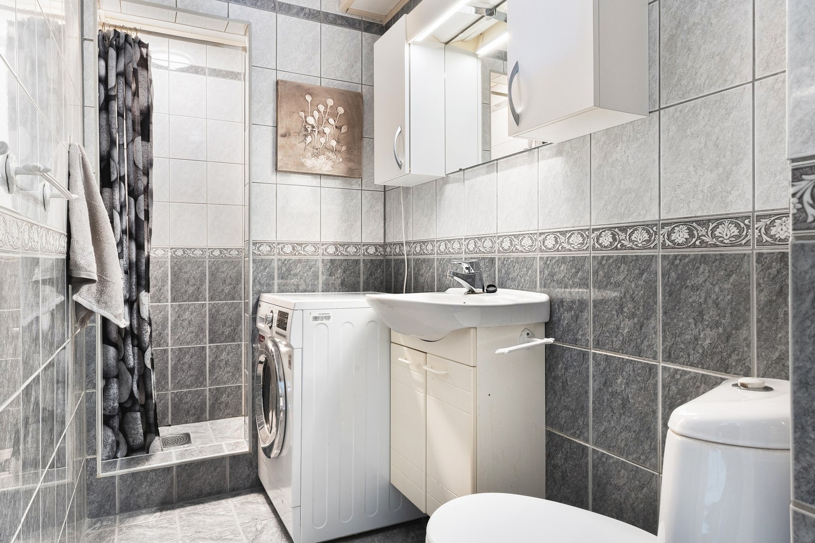 Badet er helfliset med takplater i himling og varmekabler i gulv. Galleribilde