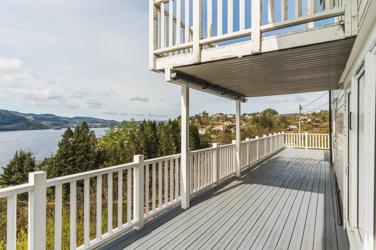 Fra stuen er det utgang til en stor og herlig terrasse med god plass til møblering. Galleribilde