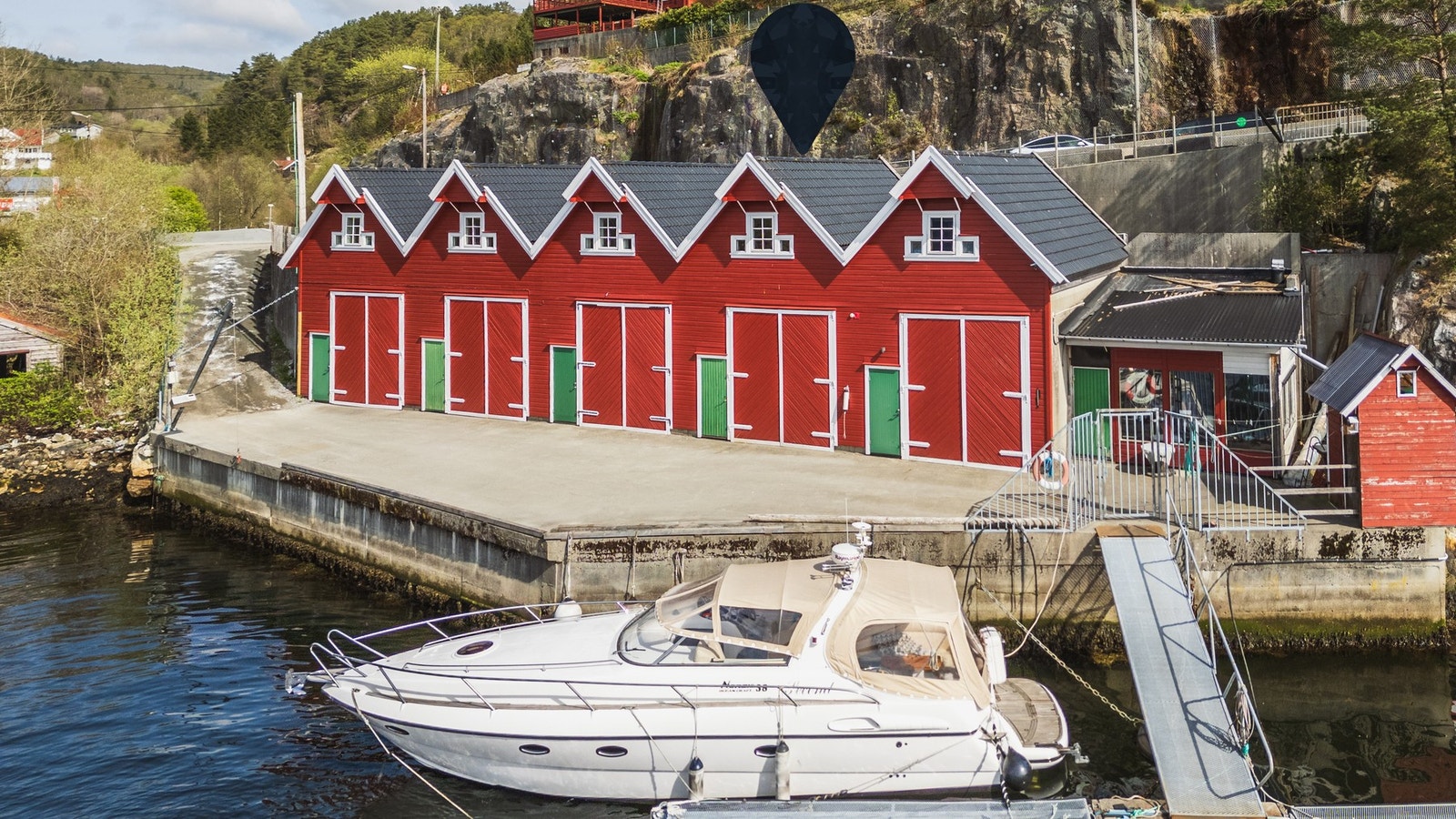 EIE | Boligen følger med et flott naust. Nummer to fra høyre. Galleribilde