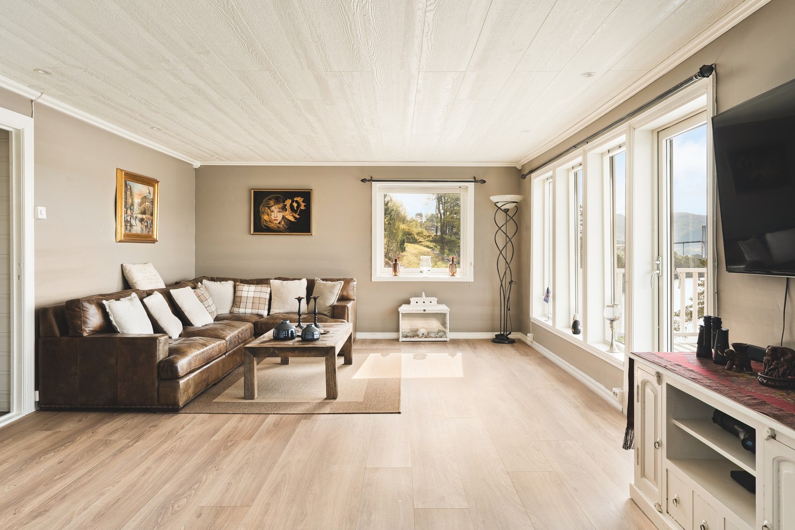 Kombinasjonen av de lyse overflatene og de store vindusflatene, sørger for rikelig med lysinnslipp til rommet. Galleribilde