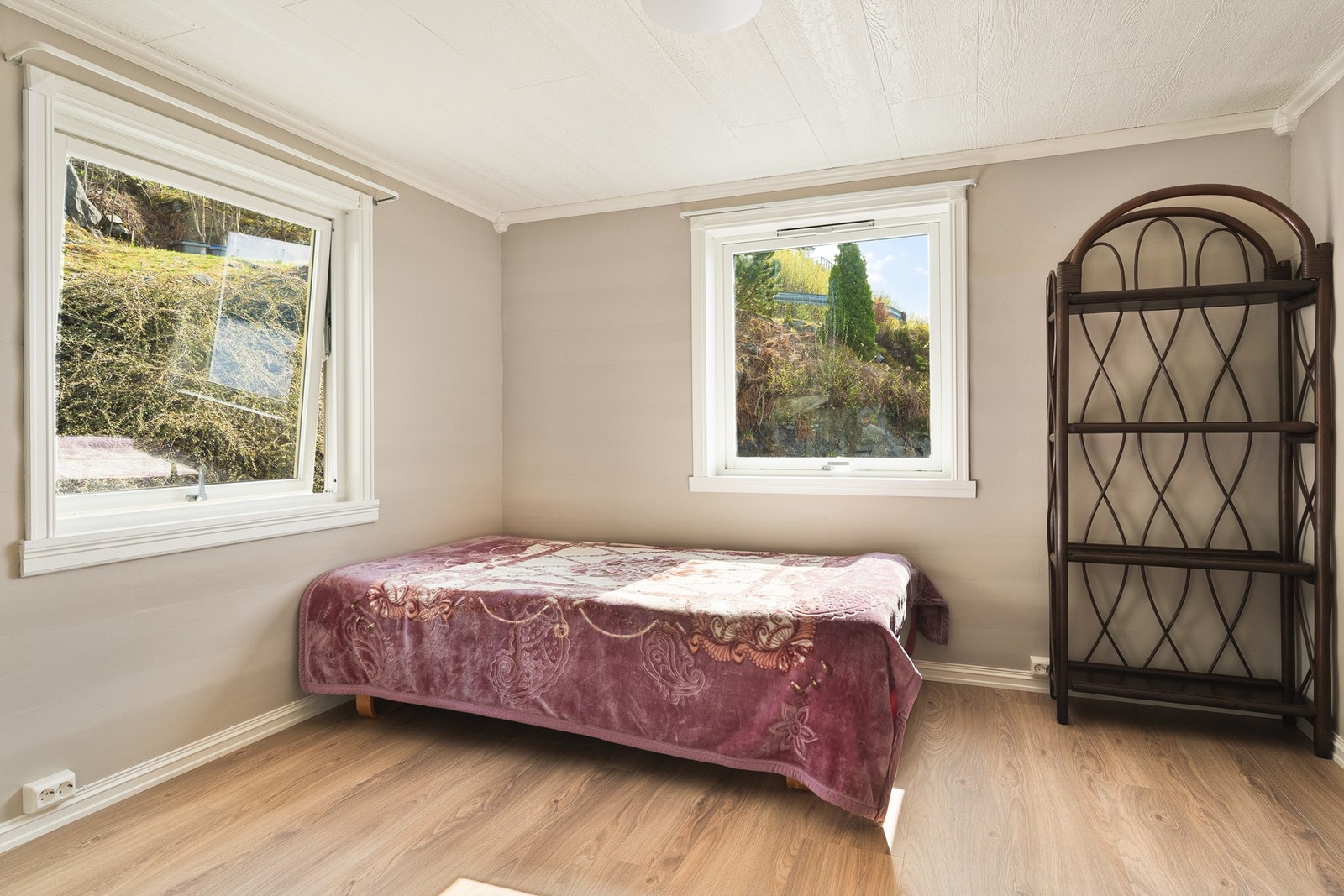 Hovedsoverommet måler ca. 10 kvm og er av meget god størrelse! Her er det plass til dobbeltseng, nattbord og en praktisk garderobeløsning. Galleribilde