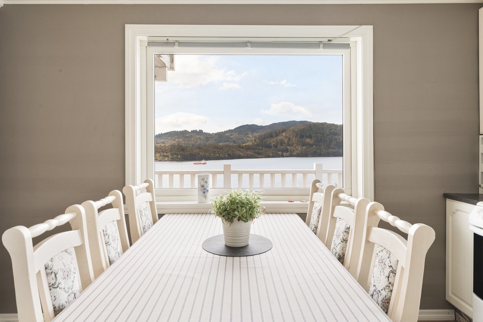 Her kan du nyte middagen med denne nydelige utsikten. Galleribilde
