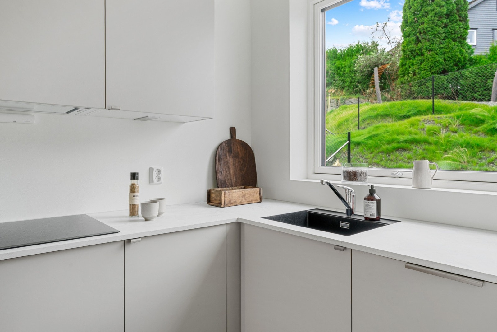 Her er det godt med oppbevaringsplass i skuffer og skap, samt arbeidsplass på benkeplaten. Galleribilde