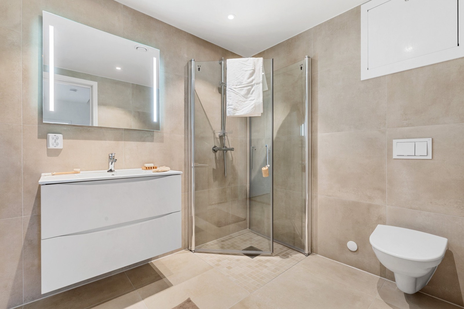 Det er underliggende varmekabler og spotlights i himling. Galleribilde