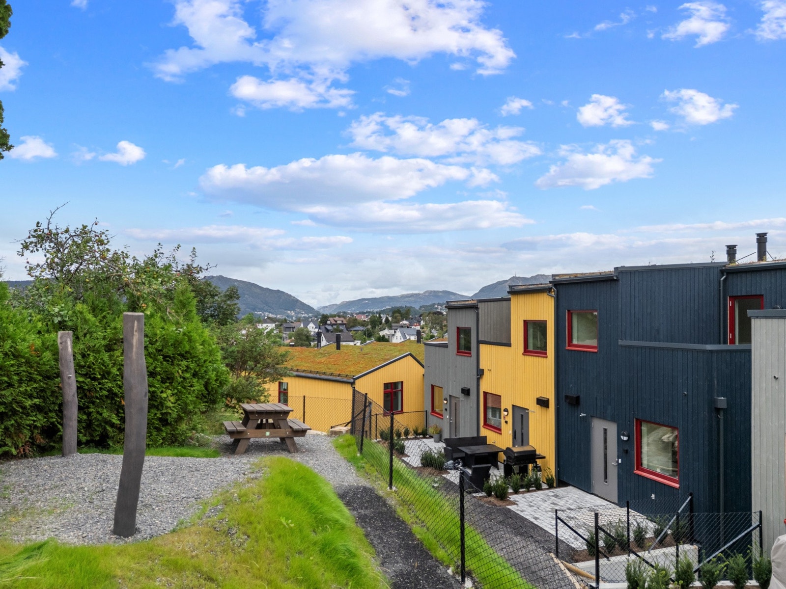 Rekkehuset ligger til i et helt nyetablert boligfelt bestående av 12 seksjoner. Galleribilde