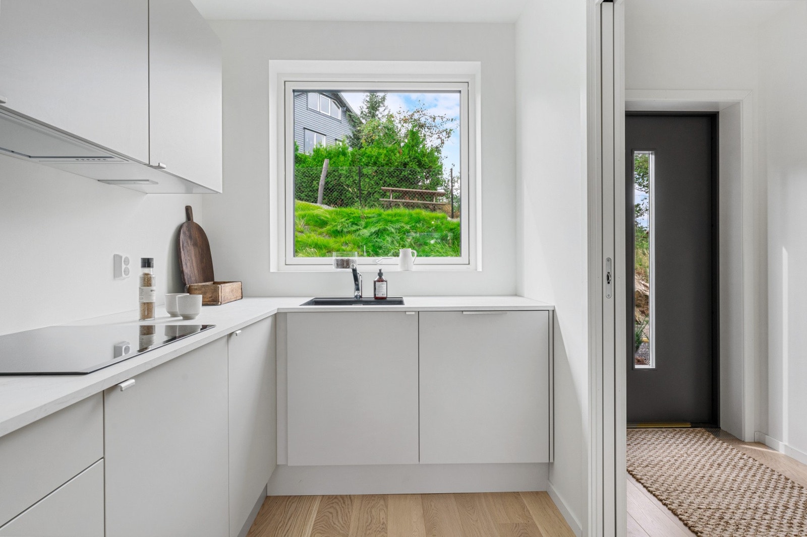 Dette er hovedetasjen som består av entré, stue/kjøkken og toalettrom. Galleribilde