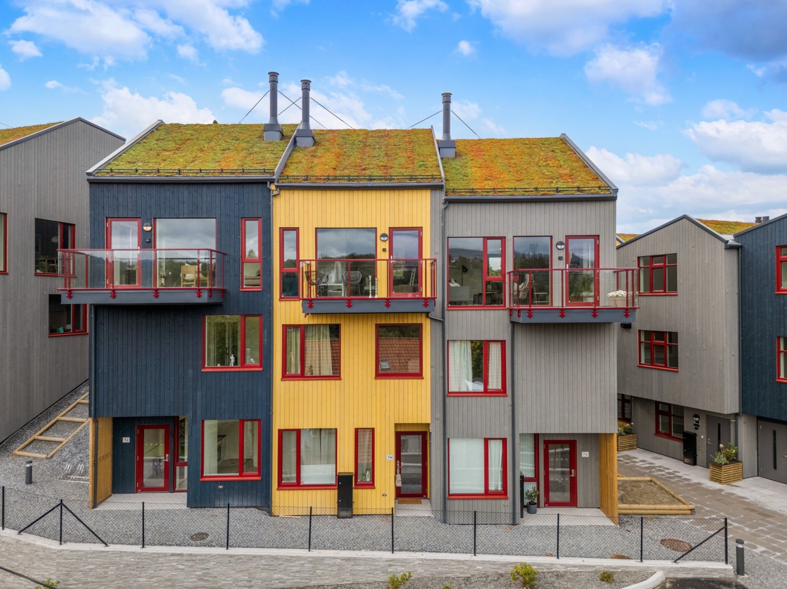 Rekkehuset går over 4 plan og er svært innholdsrik med en hybel i 1. etasje. Galleribilde