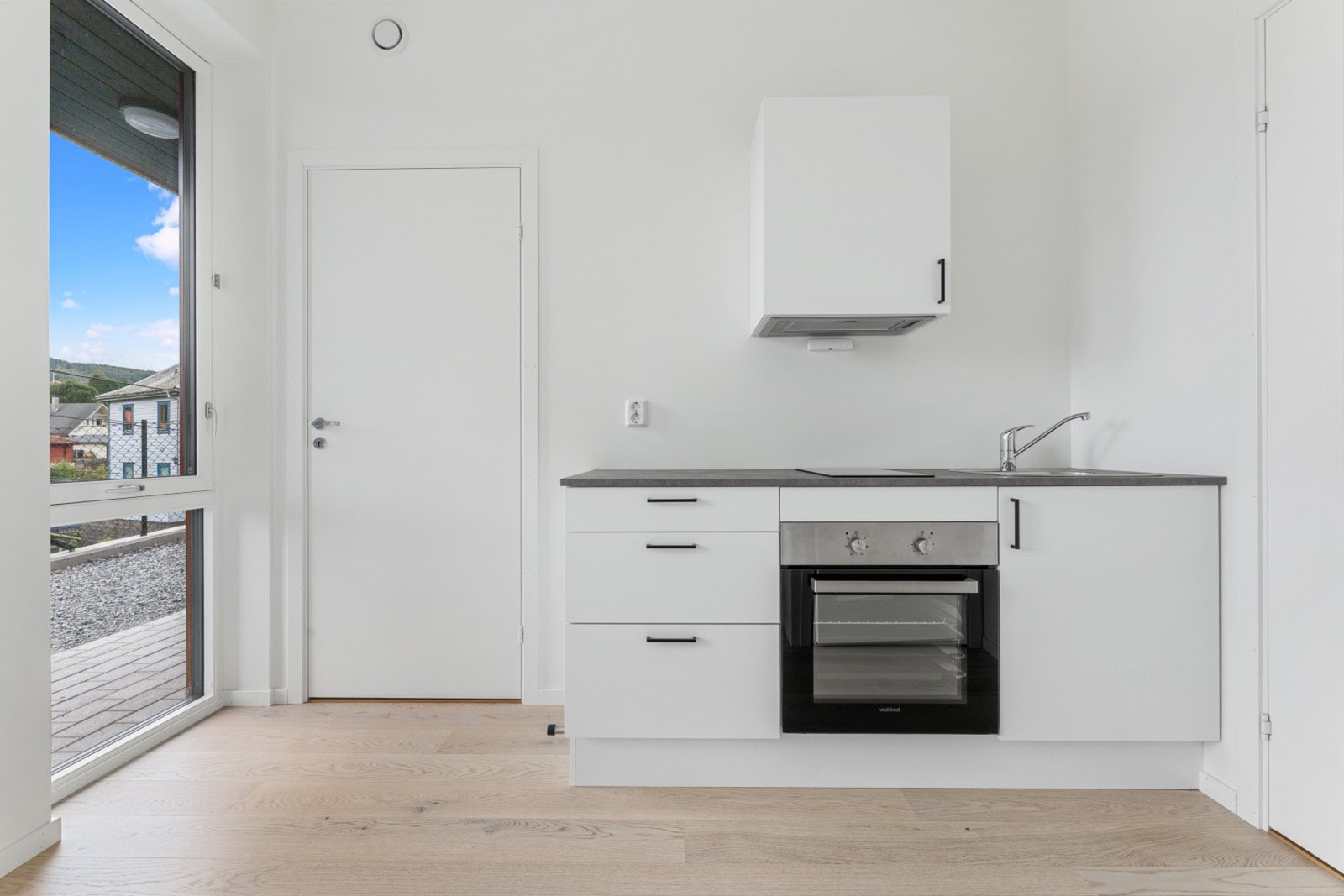 Hybelen leveres fullt utstyrt med kjøkkenløsning, inkludert liten platetopp, vask og ventilator. Galleribilde