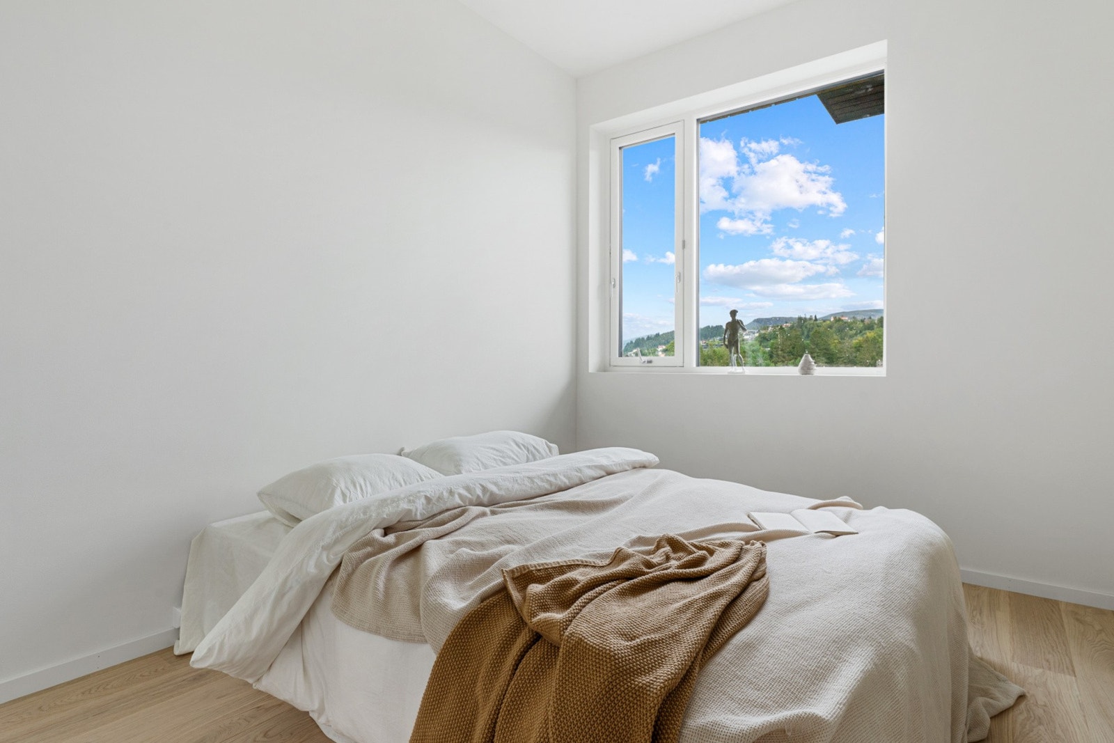 Hovedsoverommet har god plass til å møblere med en stor seng og nattbord på hver side. Galleribilde