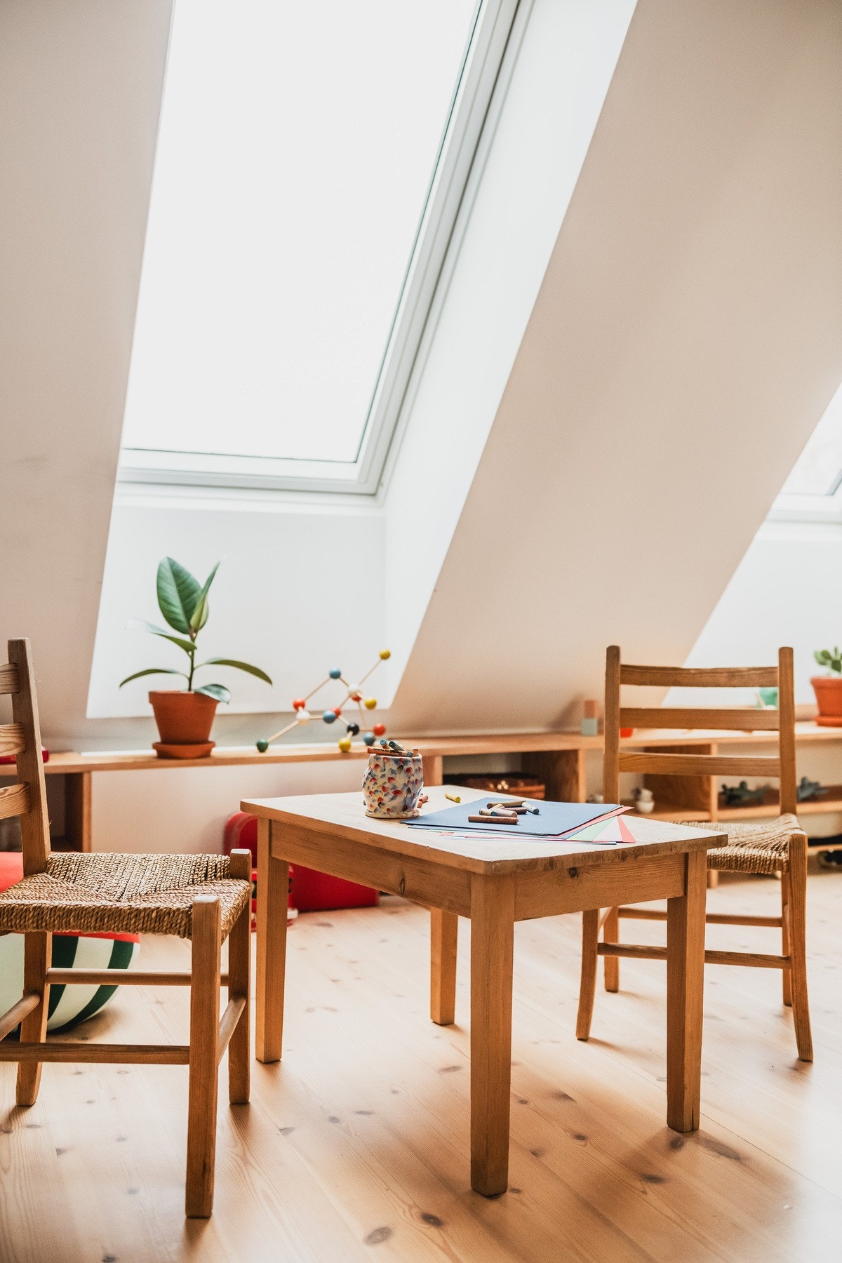 Soverom i loftsetasjen med god plassutnyttelse under skråtaket og lys fra Velux-vinduer. Galleribilde