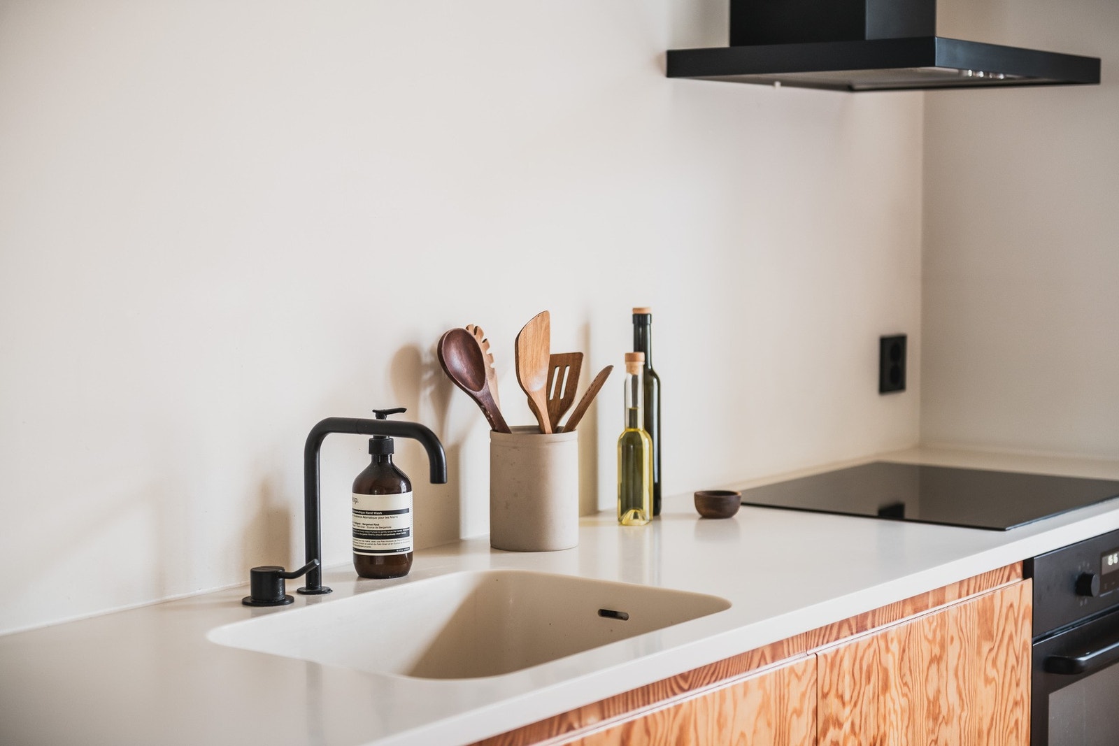 Benkeplaten har integrert oppvaskkum og ettgreps blandebatteri for et sømløst uttrykk. Galleribilde