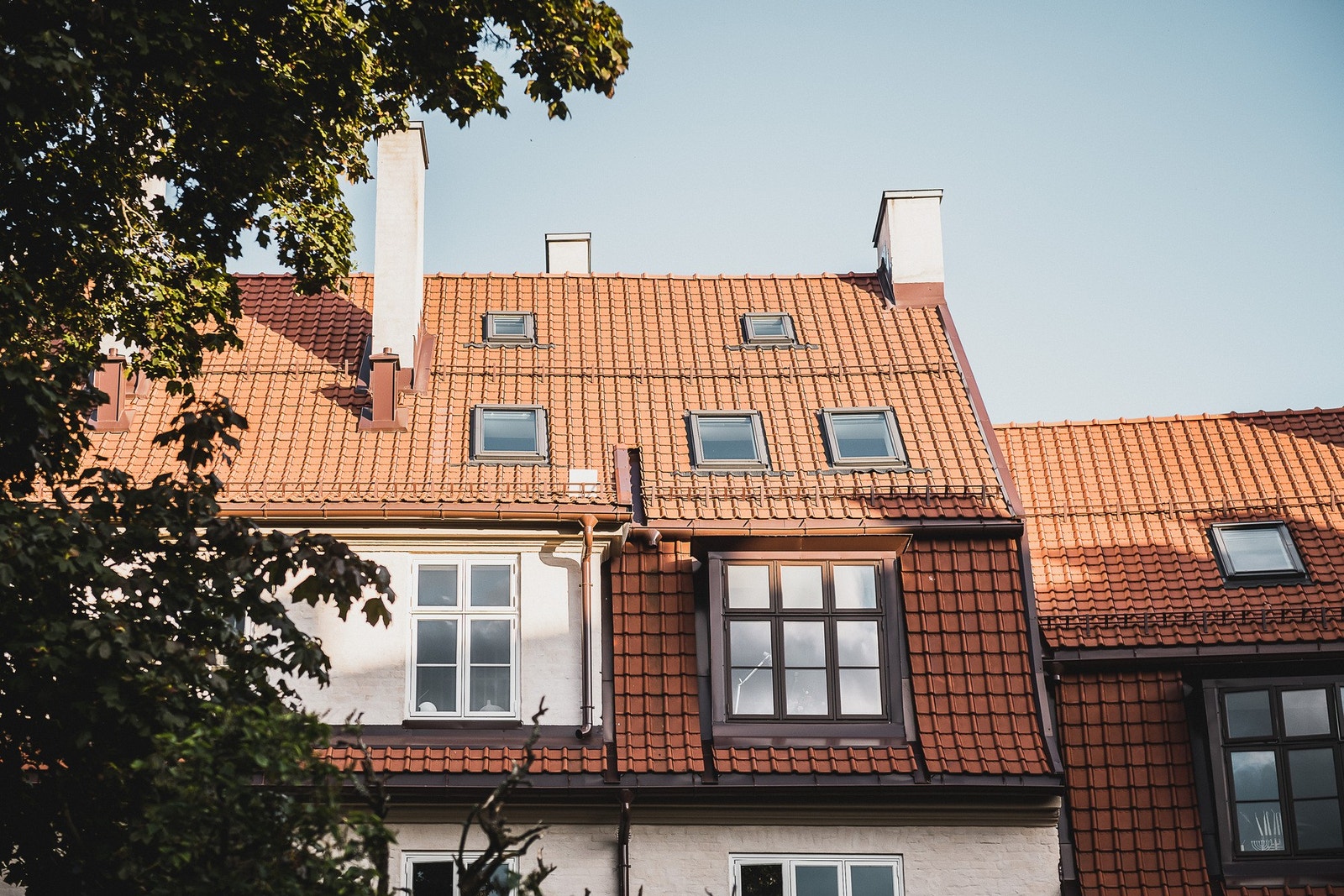 Bygningen er en del av Lindern Hageby, oppført i en nordisk nybarokk stil. Galleribilde