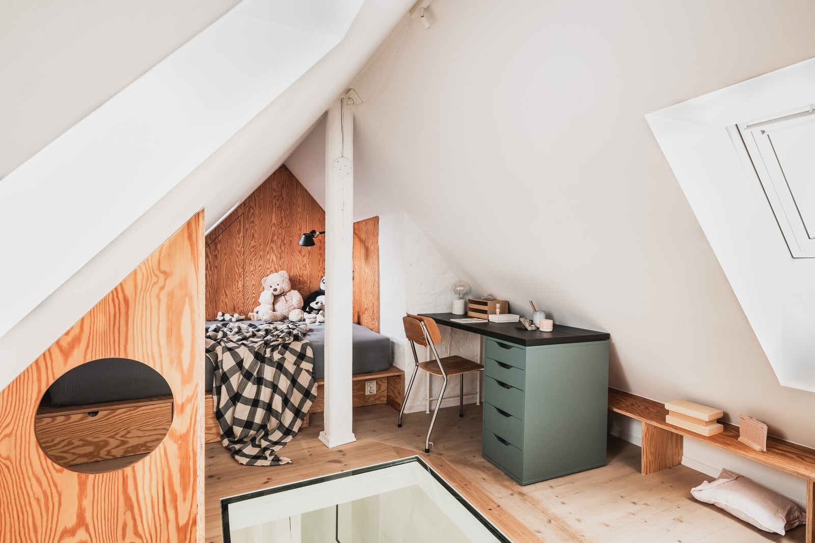 Hemsen er et fleksibelt areal med plass til både soveplass og en liten arbeidskrok. Galleribilde