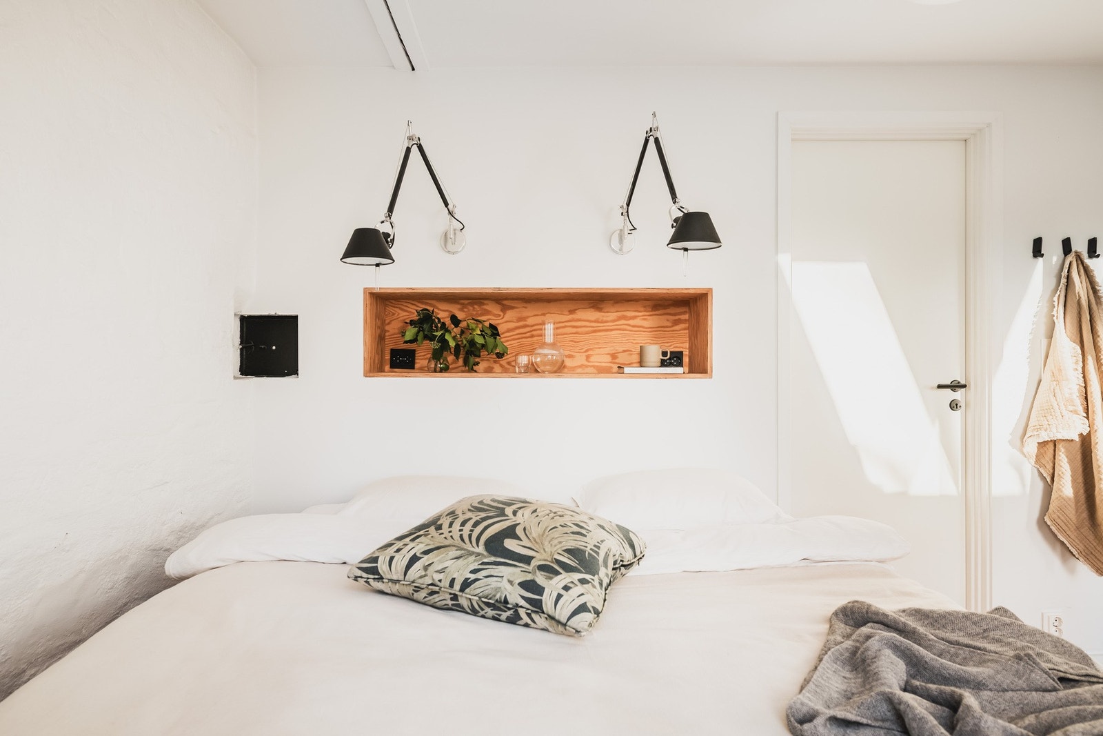 En innfelt veggnisje på hovedsoverommet er en av mange spesialdesignede detaljer. Galleribilde