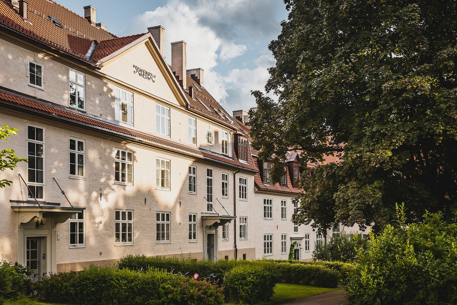 Lindern Hageby er preget av velholdt bebyggelse og frodige, grønne fellesarealer. Galleribilde